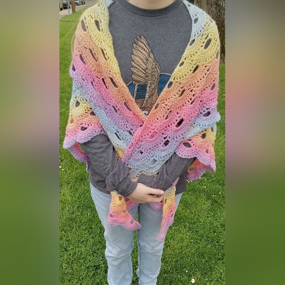 Handcrafted lightweight triangle shawl wrap - Picture 4 of 6